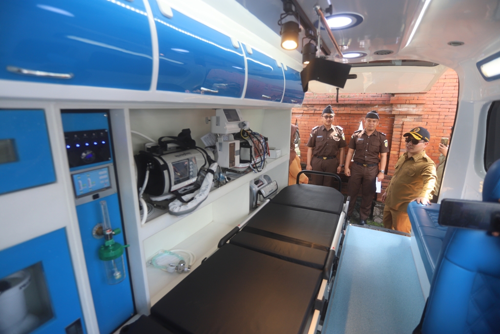 Bupati Albarraa cek kesiapan armada ambulans