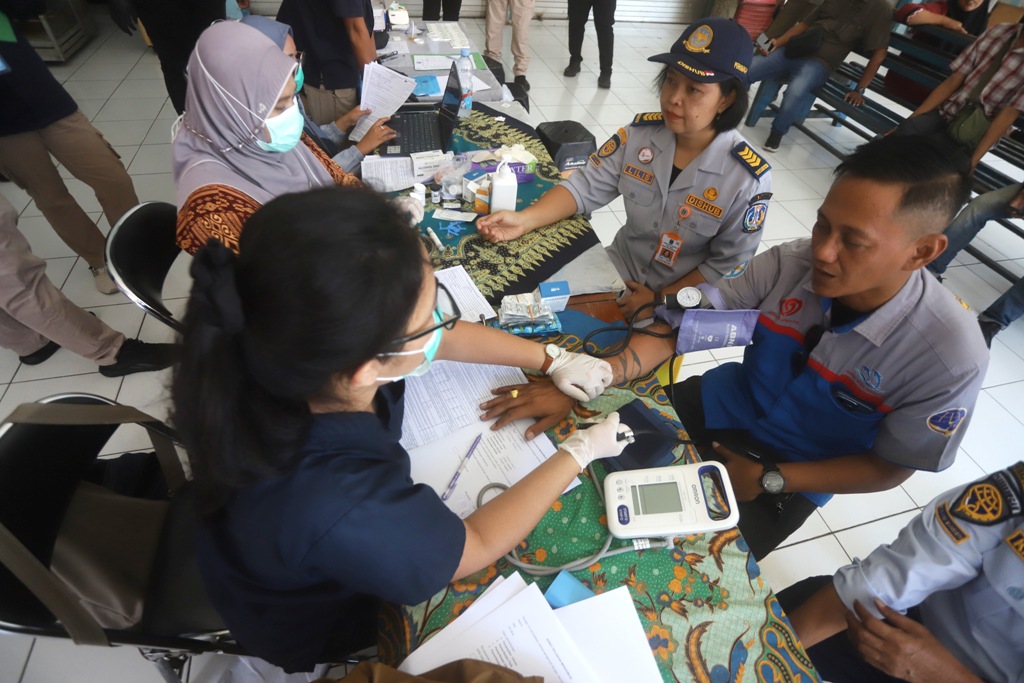 CEK PETUGAS: Sejumlah sopir dan kondektur tengah diambil sampel darah dan urine untuk pengecekan oleh BNN Kota Mojokerto, Selasa (23/12).