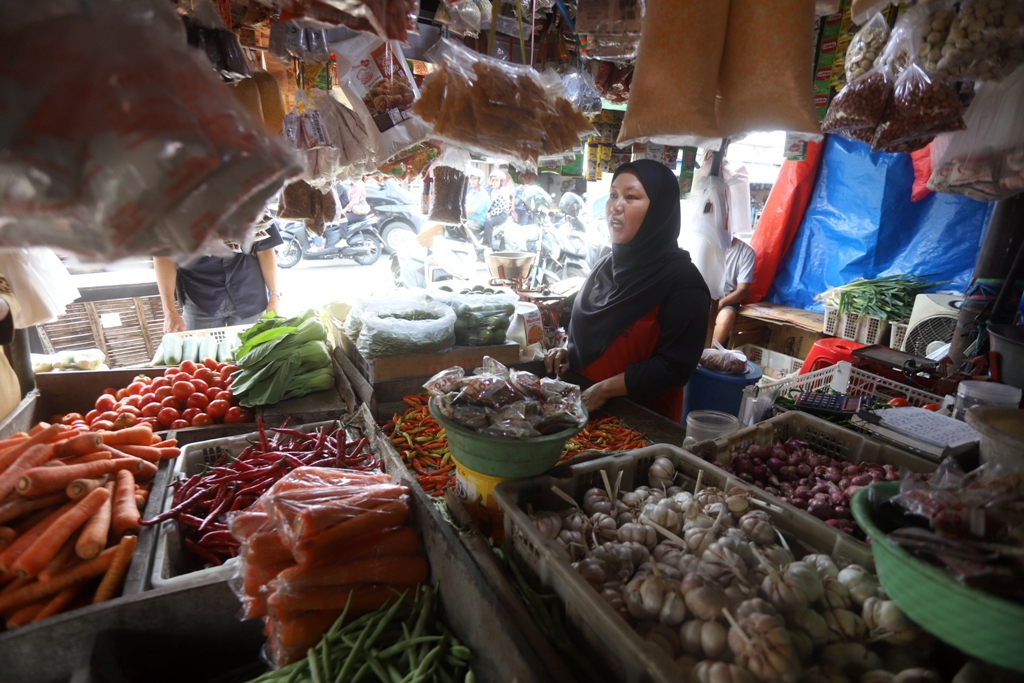 MELONJAK: Pedagang di Pasar Tanjung Anyar, Kota Mojokerto, sedang melayani pembeli. Memasuki Nataru, harga cabai dan sayuran naik drastis.