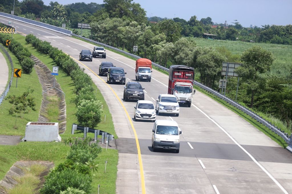 VOLUME MENINGKAT: Sejumlah kendaraan melintasi tol Jombang-Mojokerto (Jomo) di Desa Pagerluyung, Kecamatan Gedeg, Kabupaten Mojokerto, kemarin (23/12). Memasuki libur Nataru volume kendaraan yang meli