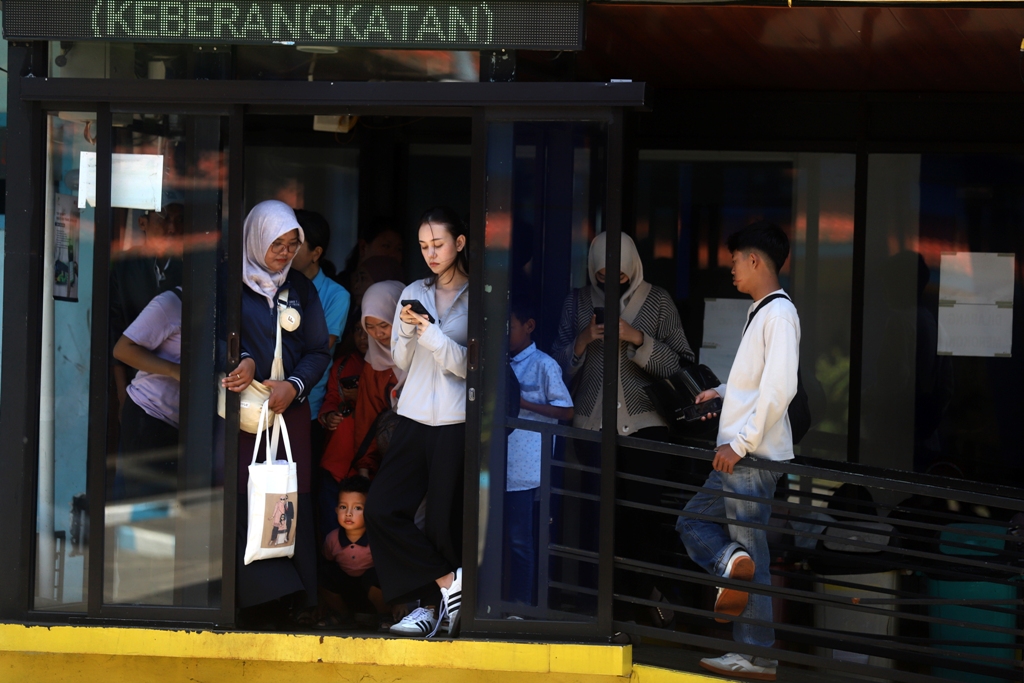 BERJUBEL: Kondisi penumpang Trans Jatim di Terminal Kertajaya ketika menunggu keberangkatan, Selasa (23/12).