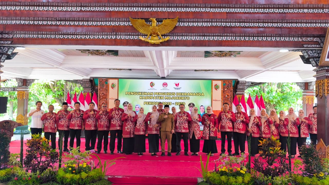 MITRA STRATEGIS: Bupati Muhmmad Albarraa didampingi Ketua Dekranasda Shofiya Hanak Albarraa dan Kepala Disperindag Noerhono foto bersama usai pengukuhan pengurus Dekranasda masa bakti 2025&ndash;2030, kemar
