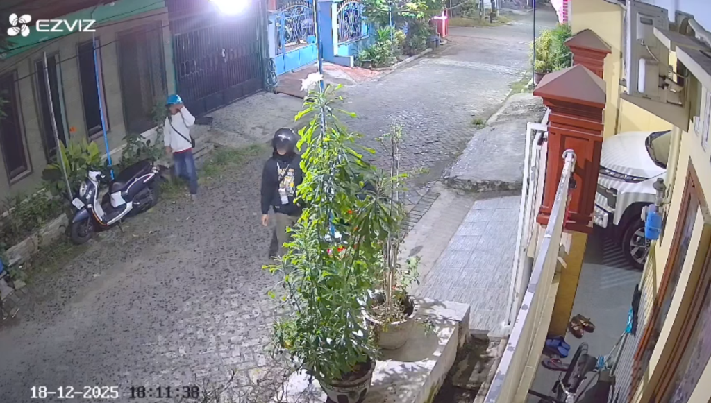 TERSOROT KAMERA: Aksi komplotan maling terekam CCTV saat menggondol motor Honda Vario Nopol S 3926 VA di Perumahan Griya Permata Meri, Kecamatan Kranggan.