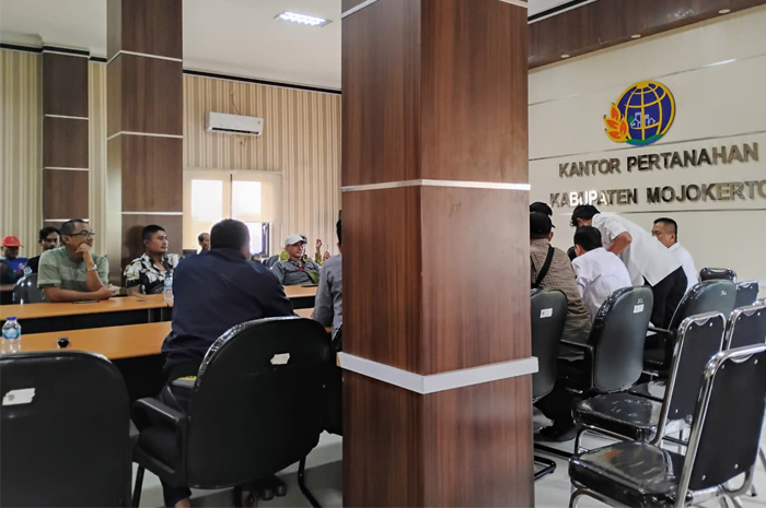 POLEMIK: Puluhan Warga Desa Pucuk, Kecamatan Dawarblandong, saat menemui pihak Kantor Pertanahan Kabupaten Mojokerto, Rabu (24/12).