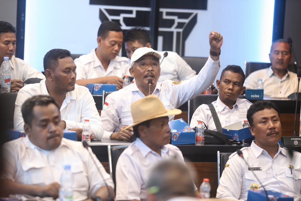 AUDIENSI: Para kades dan perangkat desa di Kabupaten Mojokerto yang tergabung dalam Pamong Mojopahit melangsungkan audiensi dengan Pemkab Mojokerto di ruang SBK Pemkab Mojokerto, Rabu (24/12).