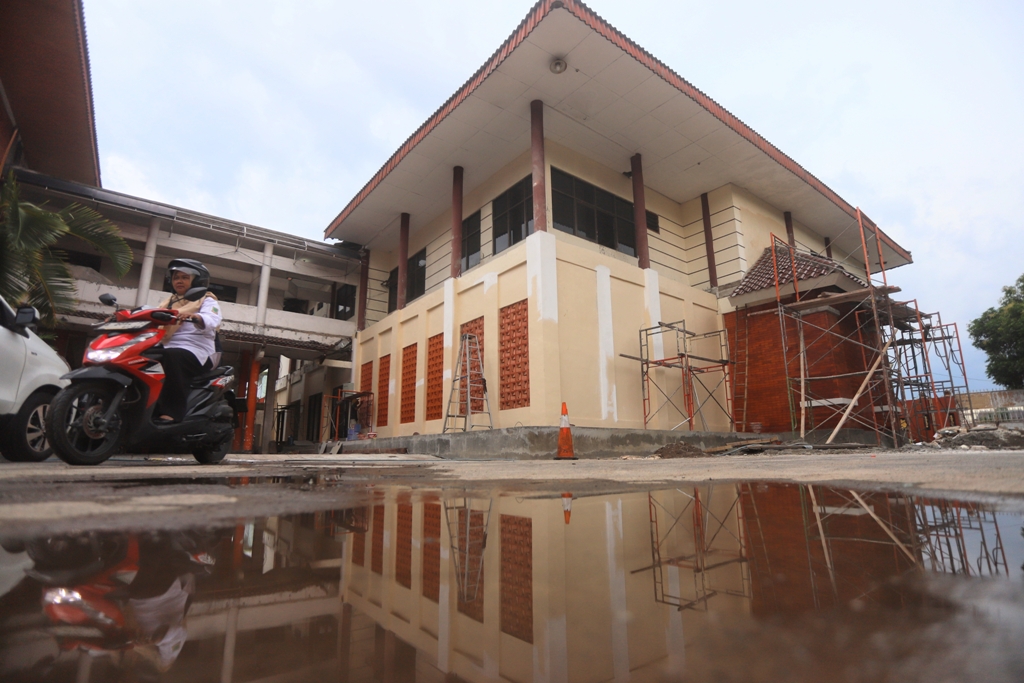 MEPET: Pekerjaan pembangunan masjid pada bekas gedung DPRD Kota Mojokerto di kompleks Balai Kota Mojokerto, Jalan Gajah Mada, kemarin (24/12).