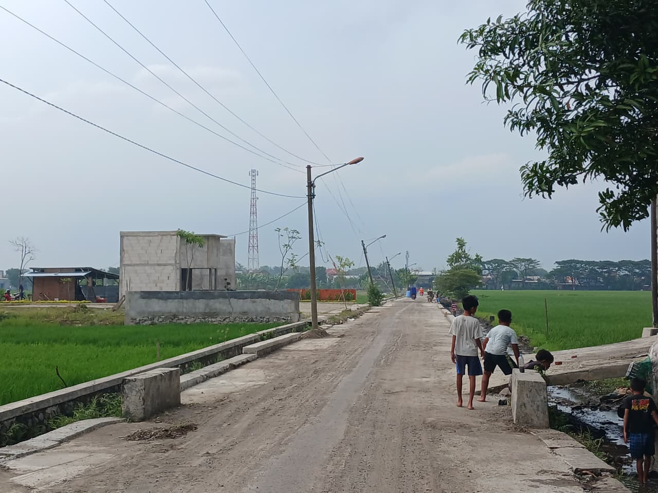 DIKEJAR WAKTU: Ruas Jalan Kuti-Keboan di Kelurahan Gunung Gedangan, Kecamatan Magersari, Kota Mojokerto, masih dalam tahap pembangunan, Rabu (24/12).