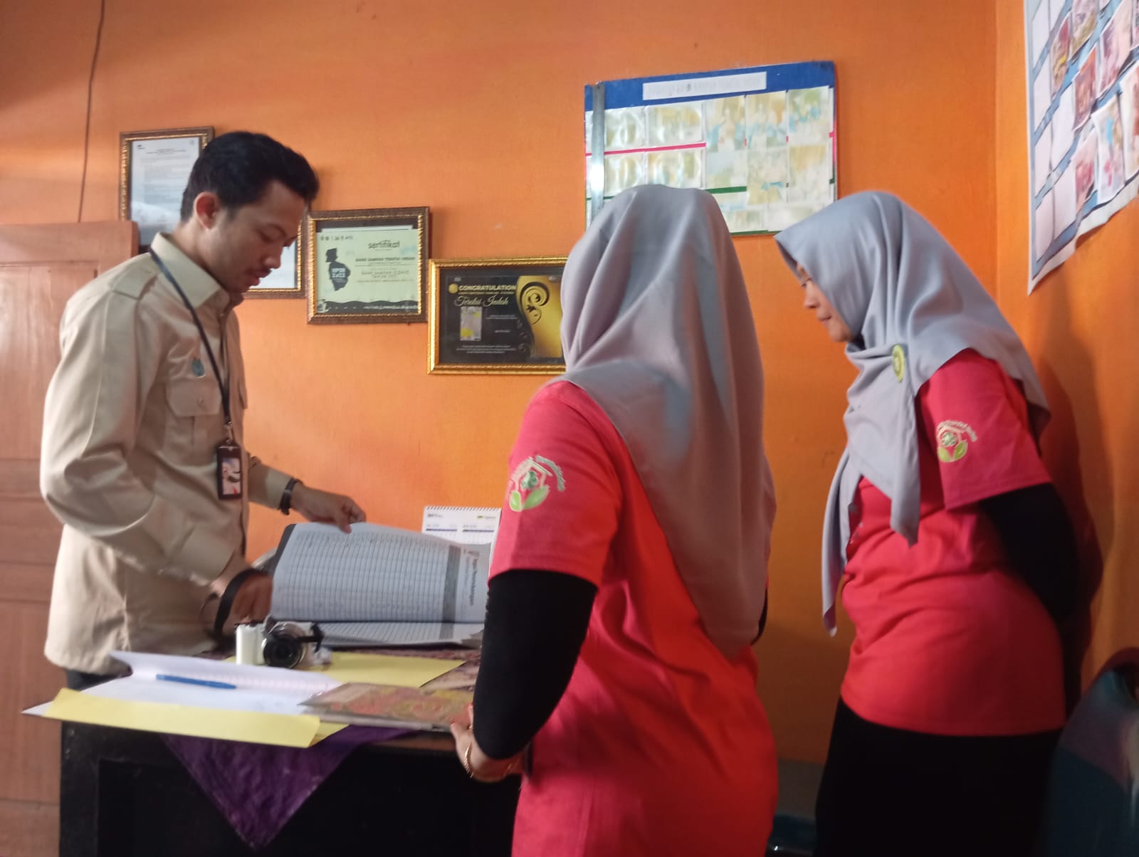 TINJAU: Tim Kementrian Lingkungan Hidup dan Kehutanan (KLHK) sedang meninjau Bank sampah Teratai Indah Desa Sumbergirang, Kecamatan Puri Kabupaten Mojokerto, Agustus silam.