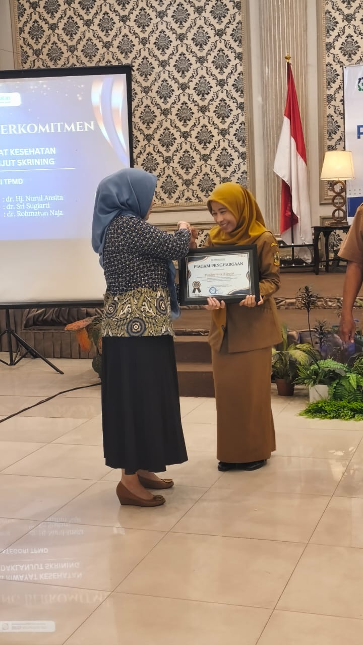 MEMBANGGAKAN: Kepala Puskesmas Blooto dr. Shofia Kurniawanti saat menerima penghargaan atas raihan juara Kompetisi Optimalisasi Promotif Preventif Tahun 2025 yang digelar BPJS Kesehatan Cabang Mojoker
