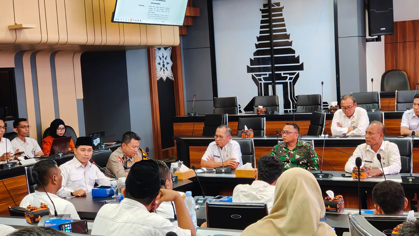 TERIMA ASPIRASI: Bupati Muhammad Albarraa menerima perwakilan audiensi kepala desa dan perangkat desa di ruang SBK Pemkab Mojokerto, kemarin (24/12).