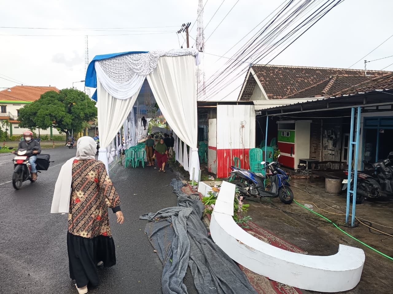 AMBRUK: Tenda dan pelaminan pengantin di Desa Mojorejo terdampak angin kencang di wilayah Kecamatan Pungging, kemarin (23/12).