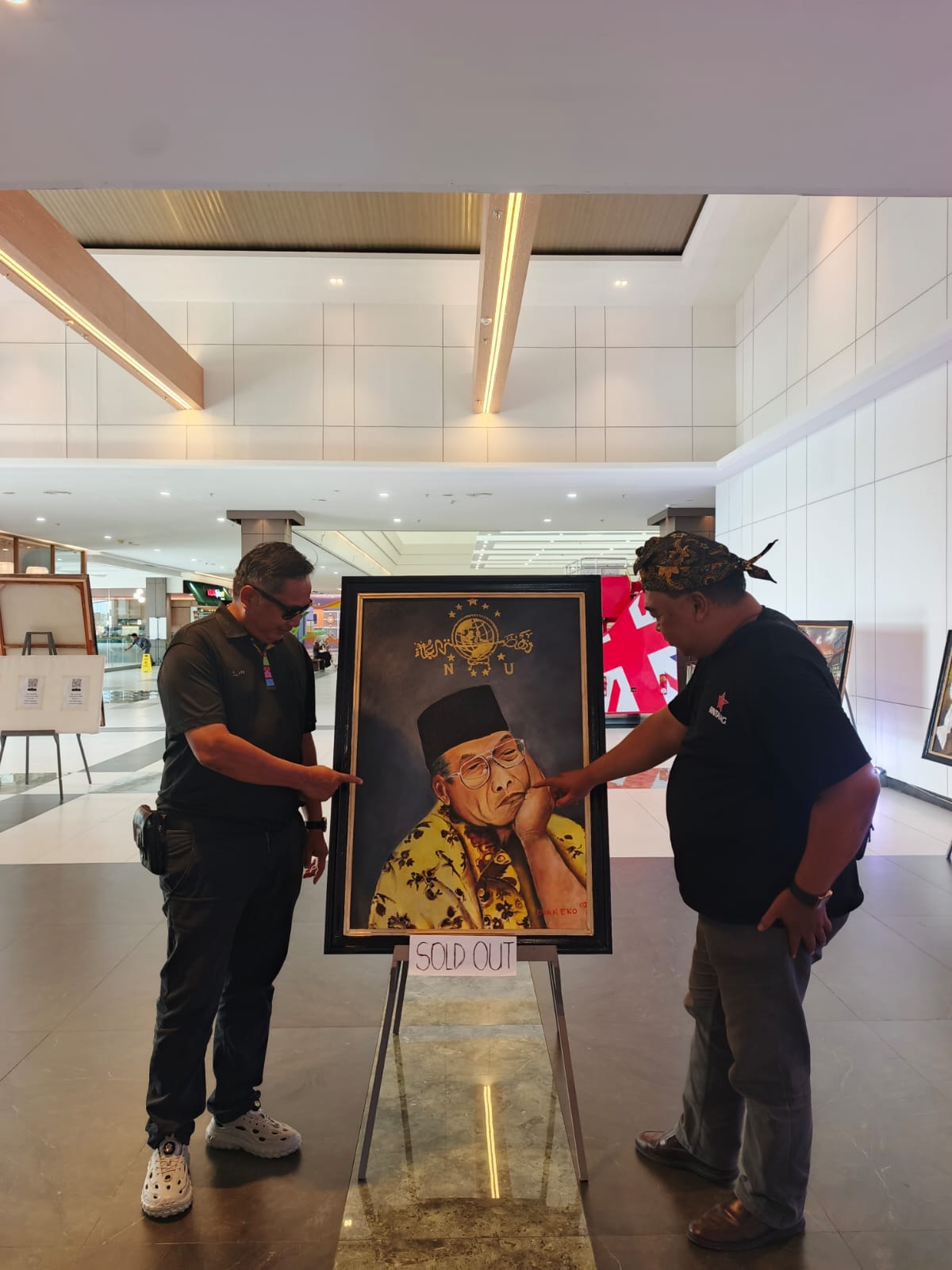 MENAKJUBKAN: Pengunjung Sunrise Mall 2 Mojokerto asal Thailand saat menikmati pameran tunggal karya Diak Eko dalam event Gen Art, Selasa (23/12) lalu.
