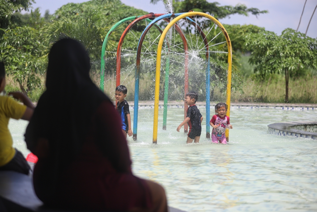 LIBUR PANJANG: Anak-anak bermain wahana air di objek wisata Sidorejo Surya Park, Desa Sidorejo, Kecamatan Jetis, kemarin (25/12). Selama musim libur sekolah dan Nataru, RTH yang dibangun Pemkab Mojoke