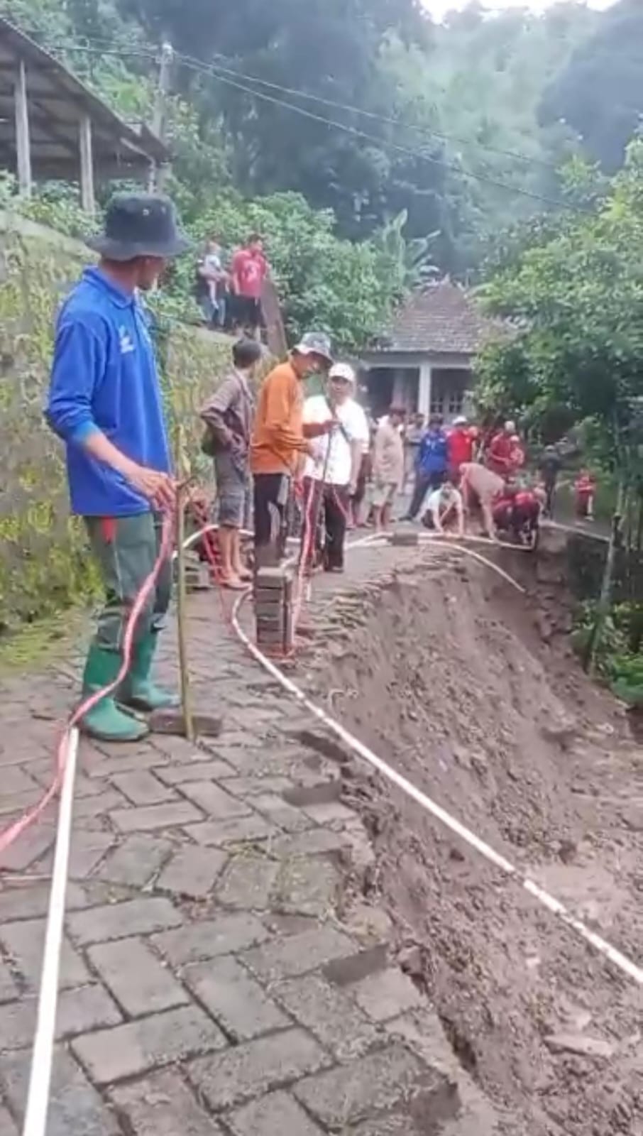 TERDAMPAK: Tangkapan layar dari peristiwa longsor yang terjadi di Dusun Balekambang, Desa Seloliman, Kecamatan Trawas, Kabupaten Mojokerto, Kamis (25/12).