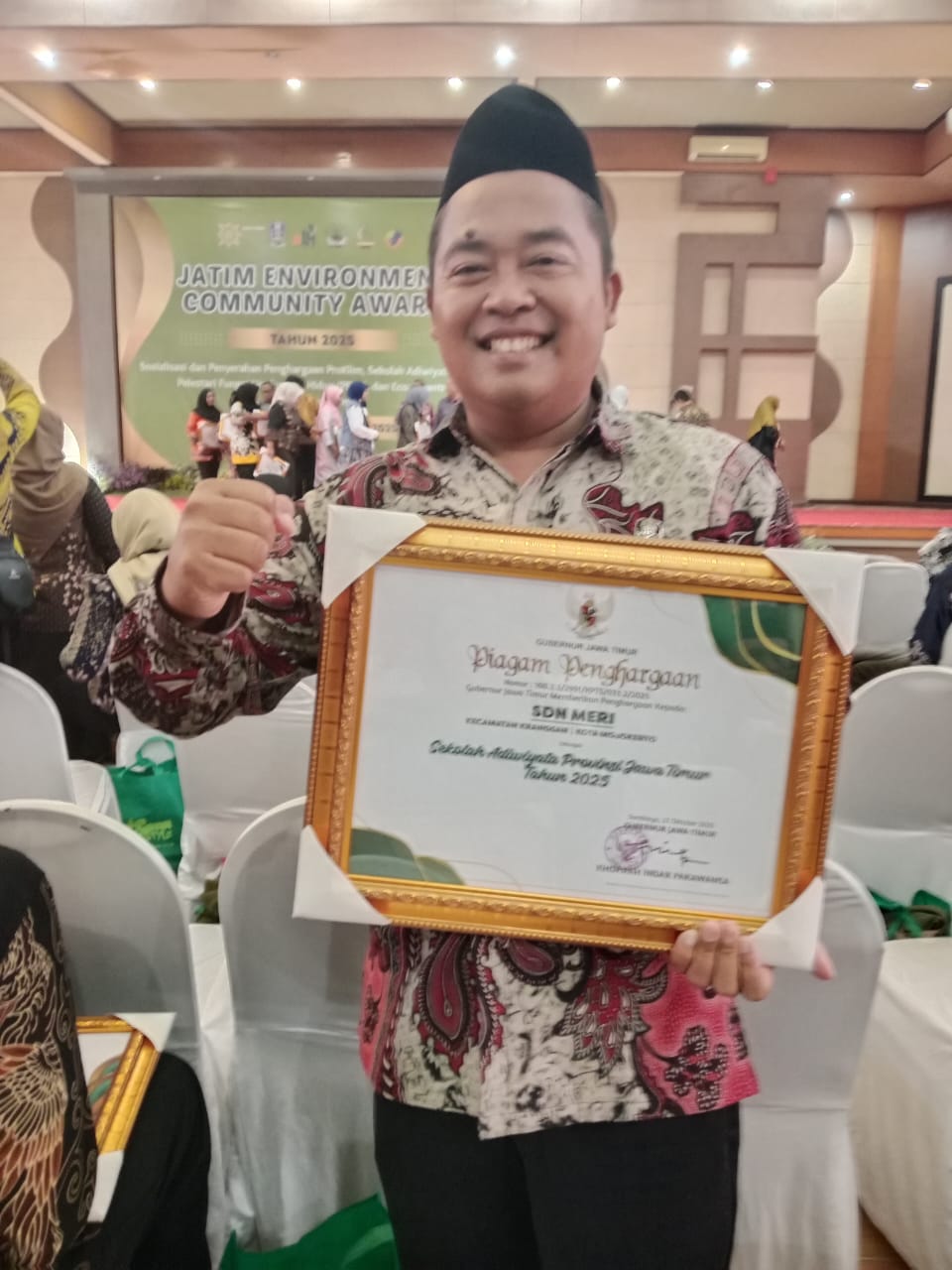 Di pengujung tahun 2025, SDN Meri, Kota Mojokero, berhasil menorehkan prestasi bergengsi. Itu setelah sekolah tingkat dasar ini sukses meraih penghargaan Sekolah Adiwiyata Tingkat Provinsi Jawa Timur,