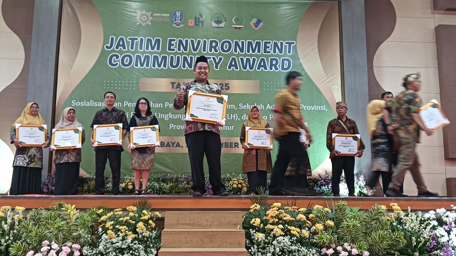 KEBANGGAAN: Kepala SDN Meri Nurul Huda membawa pulang penghargaan Sekolah Adiwiyata Provinsi Jatim usai diserahkan pada Rabu (24/12) lalu.