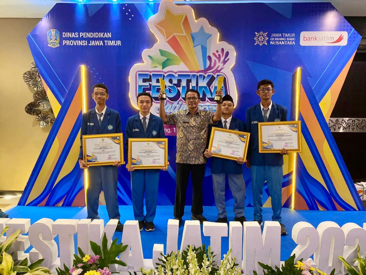 INOVATIF: Kepala SMKN 2 Mojokerto Achmad Mukhlason bersama keempat siswa berhasil meraih juara di perlombaan FESTIKA 2025.  &nbsp;