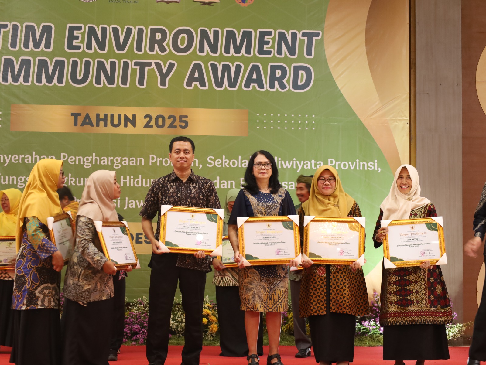 TERBAIK: Tak hanya dinobatkan sebagai Top 20 terbaik, tahun ini SMKN 2 Mojokerto juga dianugerahi sebagai Sekolah Adiwiyata Provinsi.