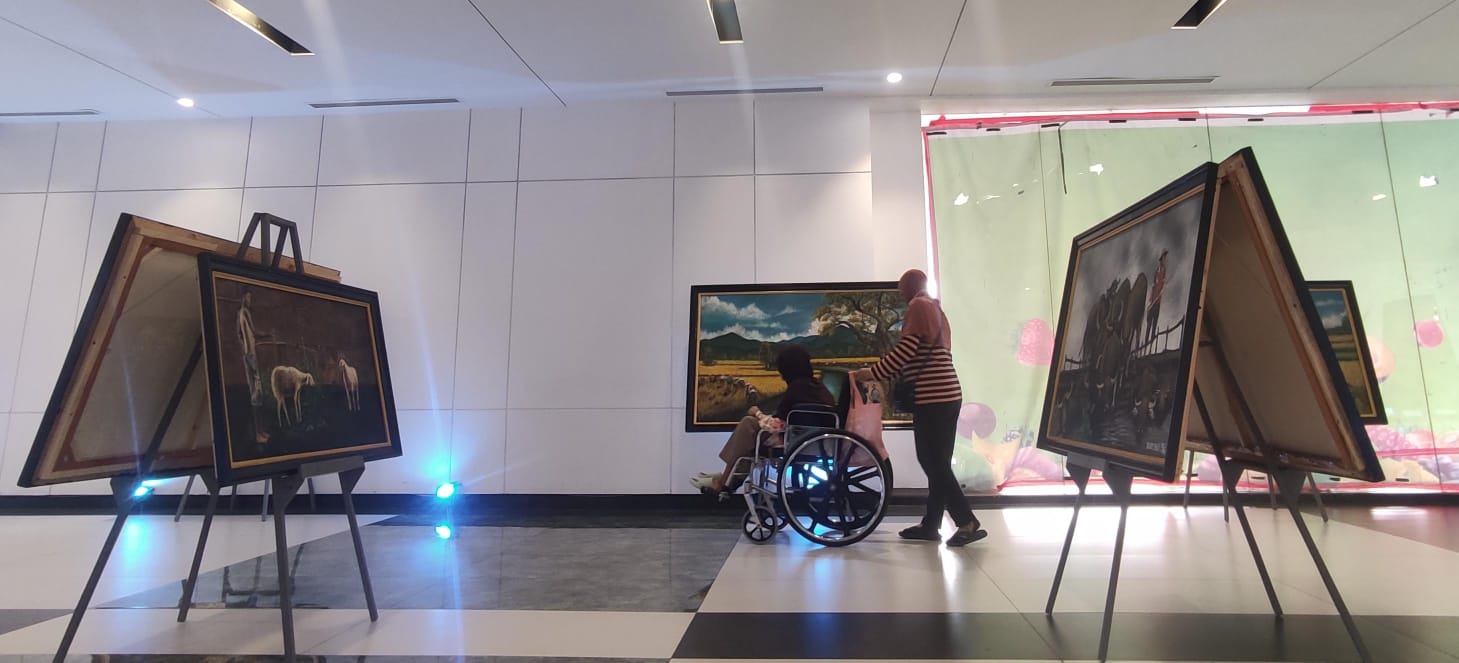 KETENANGAN: Pengunjung Sunrise Mall 2 Mojokerto mengajak orang tuanya menilik pameran tunggal Diak Eko sebagai terapi kesehatan, kemarin (25/12).&nbsp;