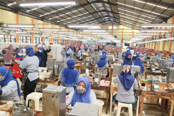 Para buruh yang bekerja di pabrik rokok di Mojokerto