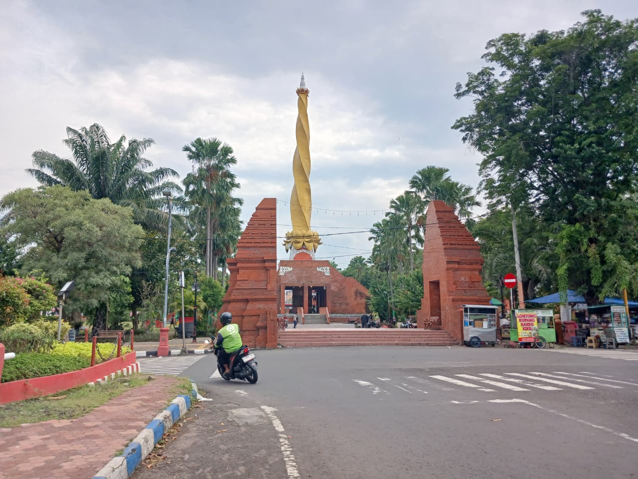 NIHIL PERAYAAN: Alun-Alun Wiraraja Kota Mojokerto jelang tahun baru, kemarin (25/12). Pemkot melarang kegiatan pesta kembang api dan petasan yang biasanya diadakan di alun-alun.