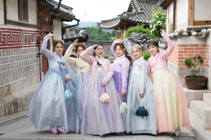 Hanbok merupakan pakaian tradisional Korea yang tidak hanya dikenal karena keindahan bentuk dan warnanya. Sumber Foto: Pinterest