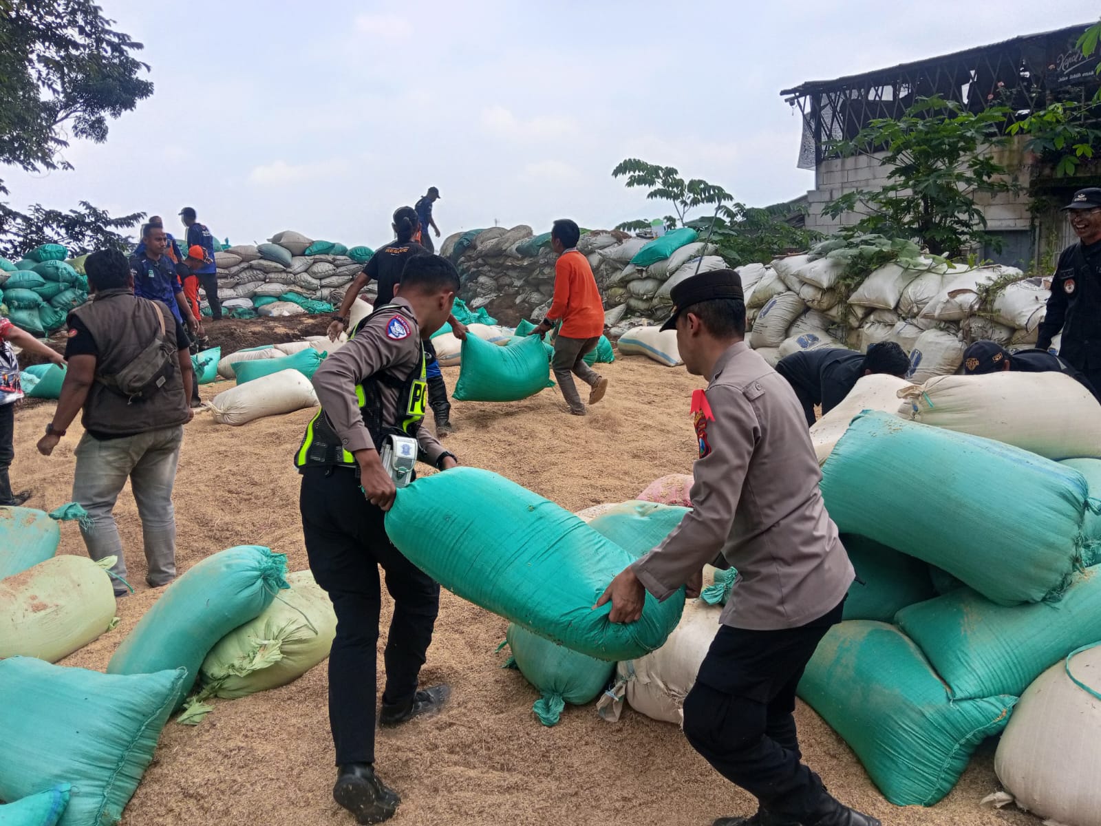 DITINGKATKAN: Jalur penyelamat di tikungan Gotekan, Dusun Pacet Selatan, Desa/Kecamatan Pacet yang direvitalisasi dengan menambah karung sekam,&nbsp;Kamis (25/12).