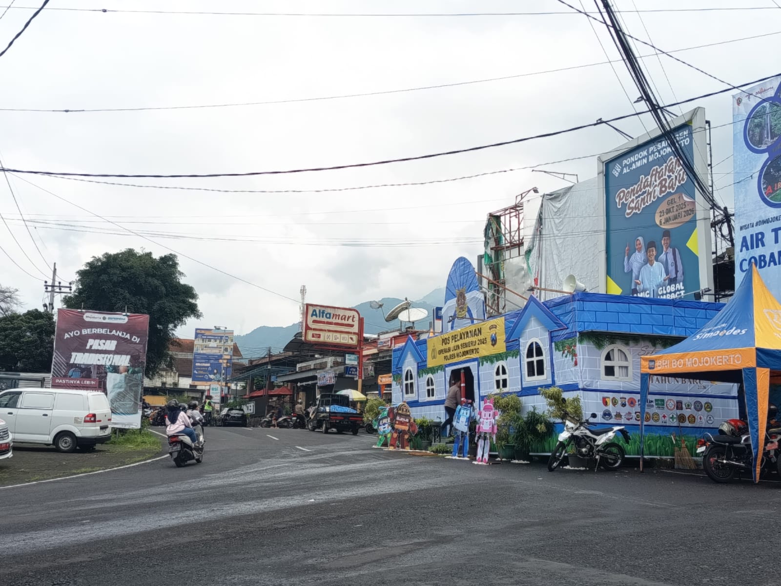 STANDBY: Pos Pelayanan Pacet, Kabupaten Mojokerto yang disiagakan selama masa Natal dan Tahun Baru 2026.