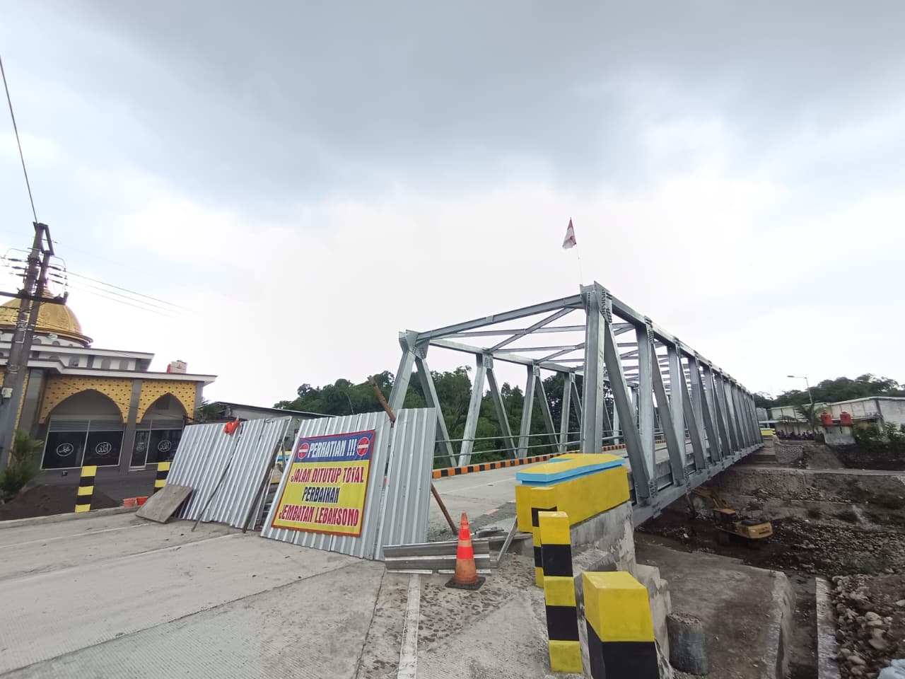 SEGERA DIOPERASIKAN: Proyek Jembatan Lebaksono, Kecamatan Pungging, Kabupaten Mojokerto, yang ditarget akan dibuka minggu depan.