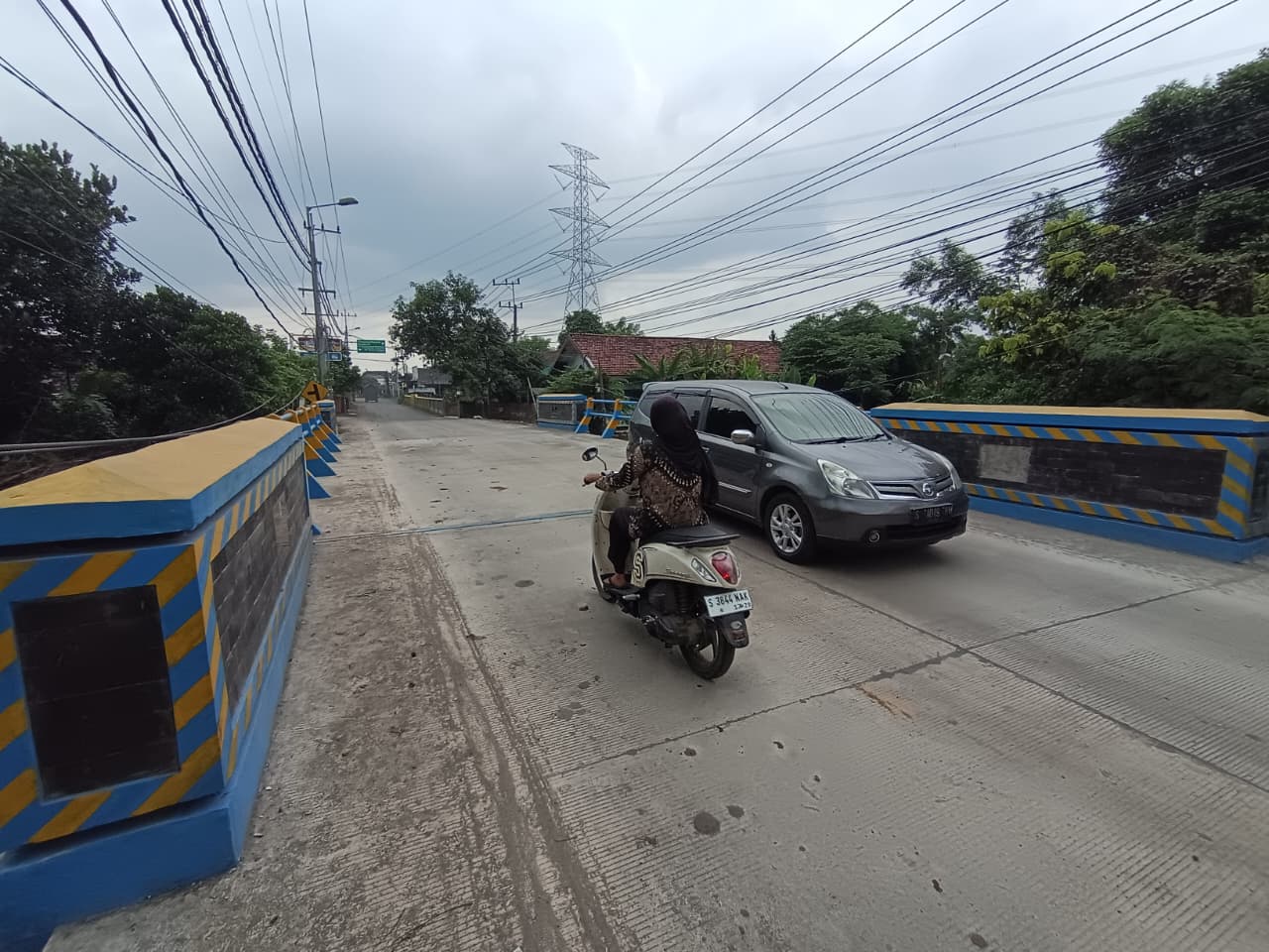 AKSES STRATEGIS: Jembatan Jurang III, Kecamatan Ngoro, Kabupaten Mojokerto, dibuka lebih awal untuk semua jenis kendaraan setelah pekerjaan proyek dirampungkan, Rabu (24/12).