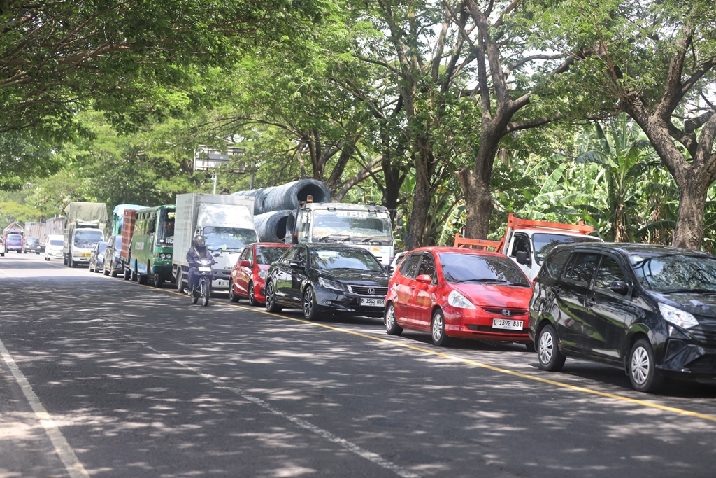 MENGULAR: Antrean kendaraan di simpang empat Sekar Putih, Jalan Raya Bypass, Kota Mojokerto, dari arah Surabaya, kemarin (26/12).