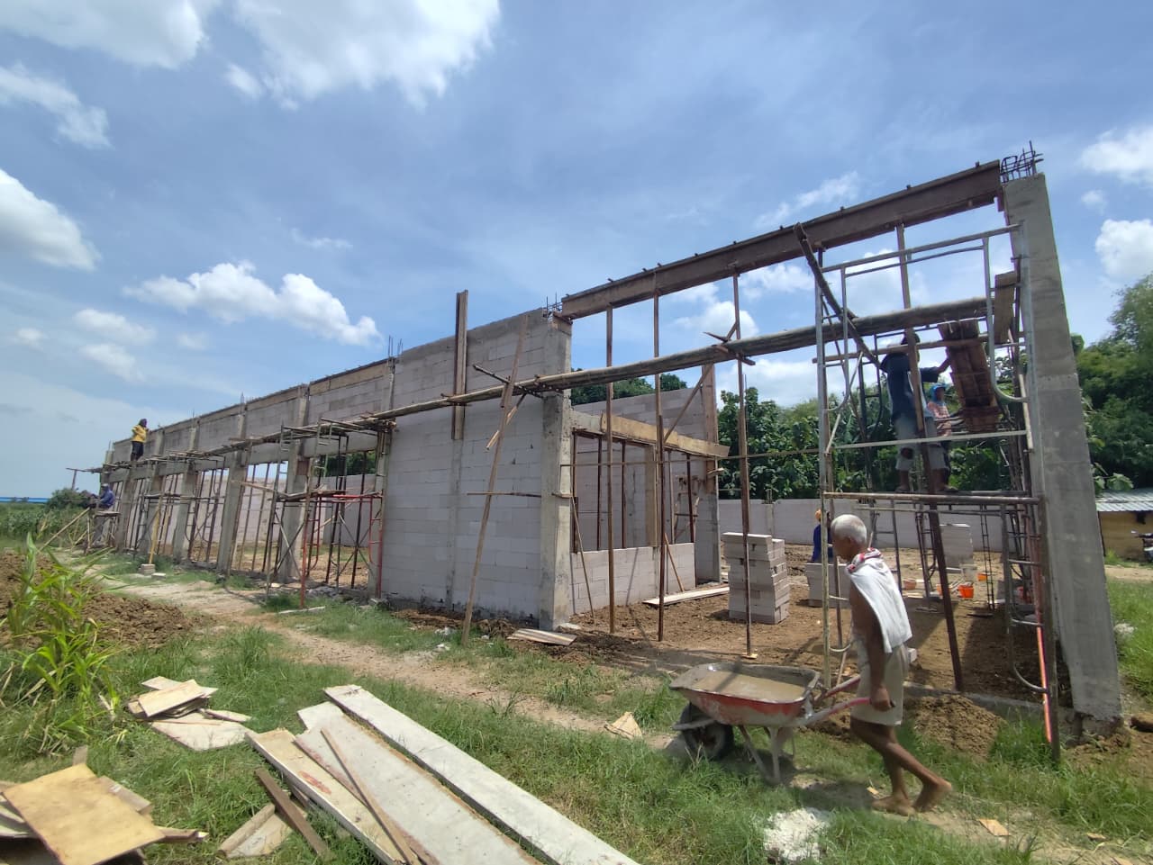 DIKEJAR WAKTU: Gedung KDMP Desa Kedungmaling tengah digarap dan ditarget tuntas hingga akhir Januari nanti.