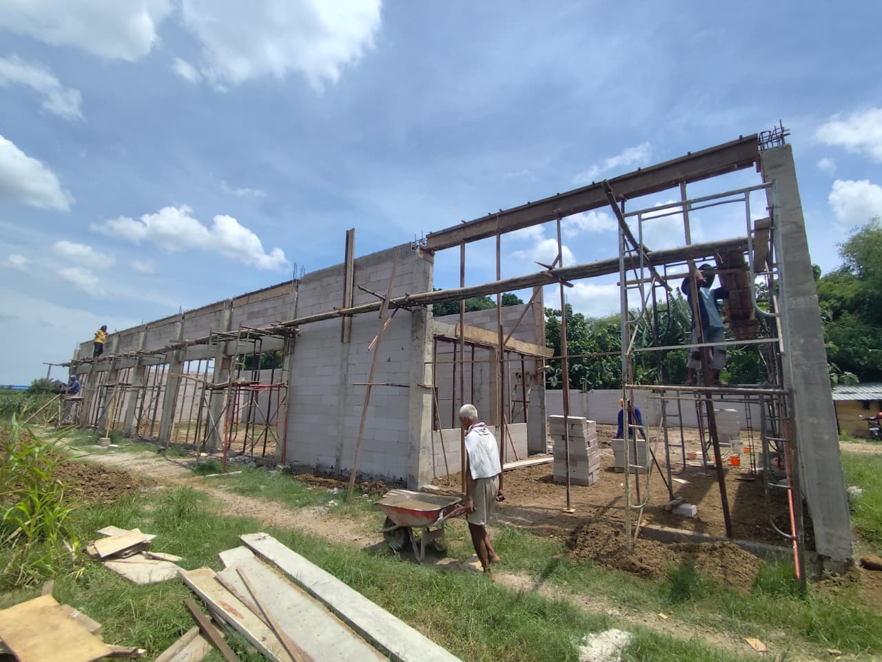 DIKEJAR WAKTU: Gedung KDMP Desa Kedungmaling tengah digarap dan ditarget tuntas hingga akhir Januari nanti.