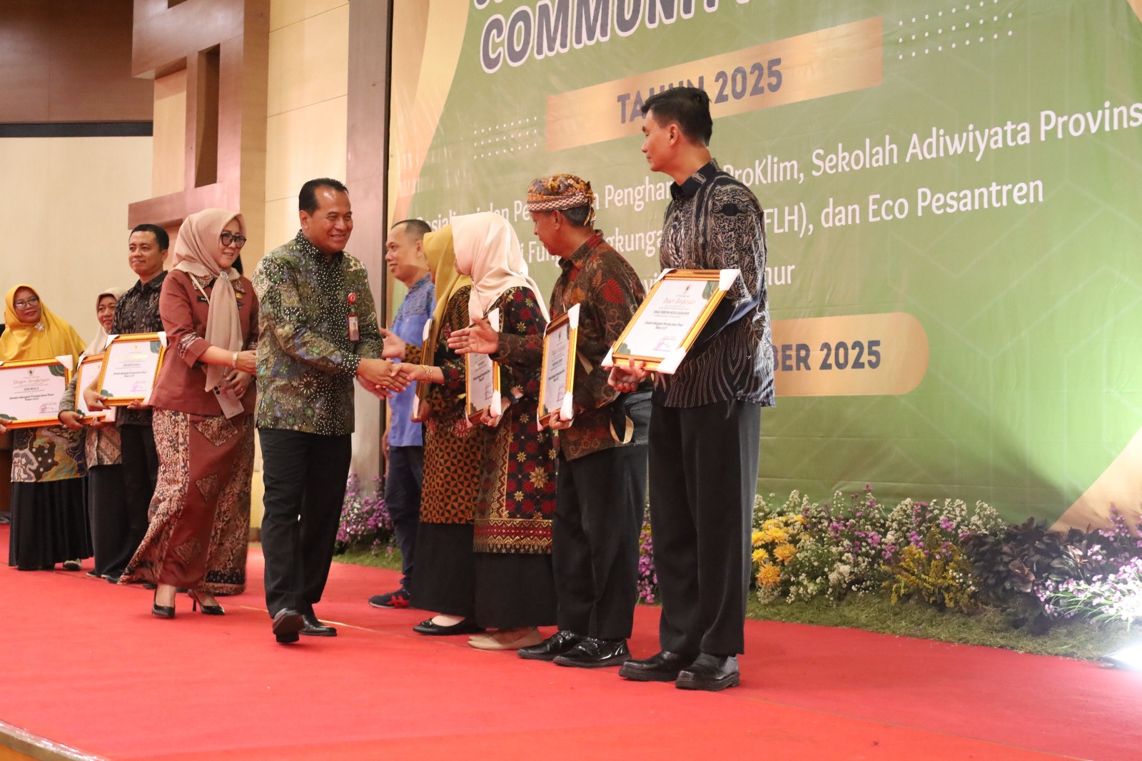 BERGENGSI: Kepala SDBN Purwotengah Endang Pujiastutik meraih penghargaan Sekolah Adiwiyata dari Pemprov Jawa Timur, Rabu (24/12).
