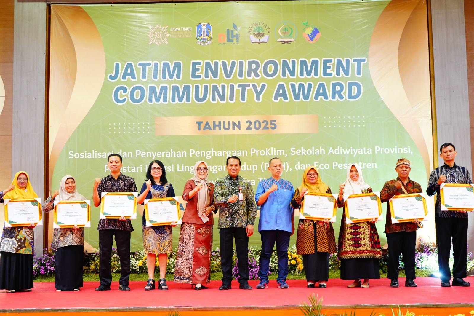 BERGENGSI: Kepala SDBN Purwotengah Endang Pujiastutik meraih penghargaan Sekolah Adiwiyata dari Pemprov Jawa Timur, Rabu (24/12).
