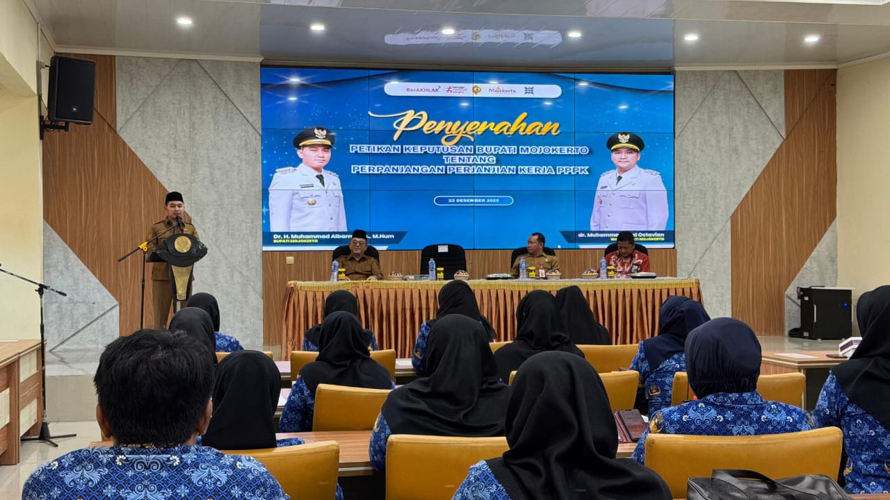 AMANAH: Puluhan guru PPPK di lingkungan Dinas Pendidikan Kabupaten Mojokerto semringah pasca mendapat perpanjangan kerja lima tahun.