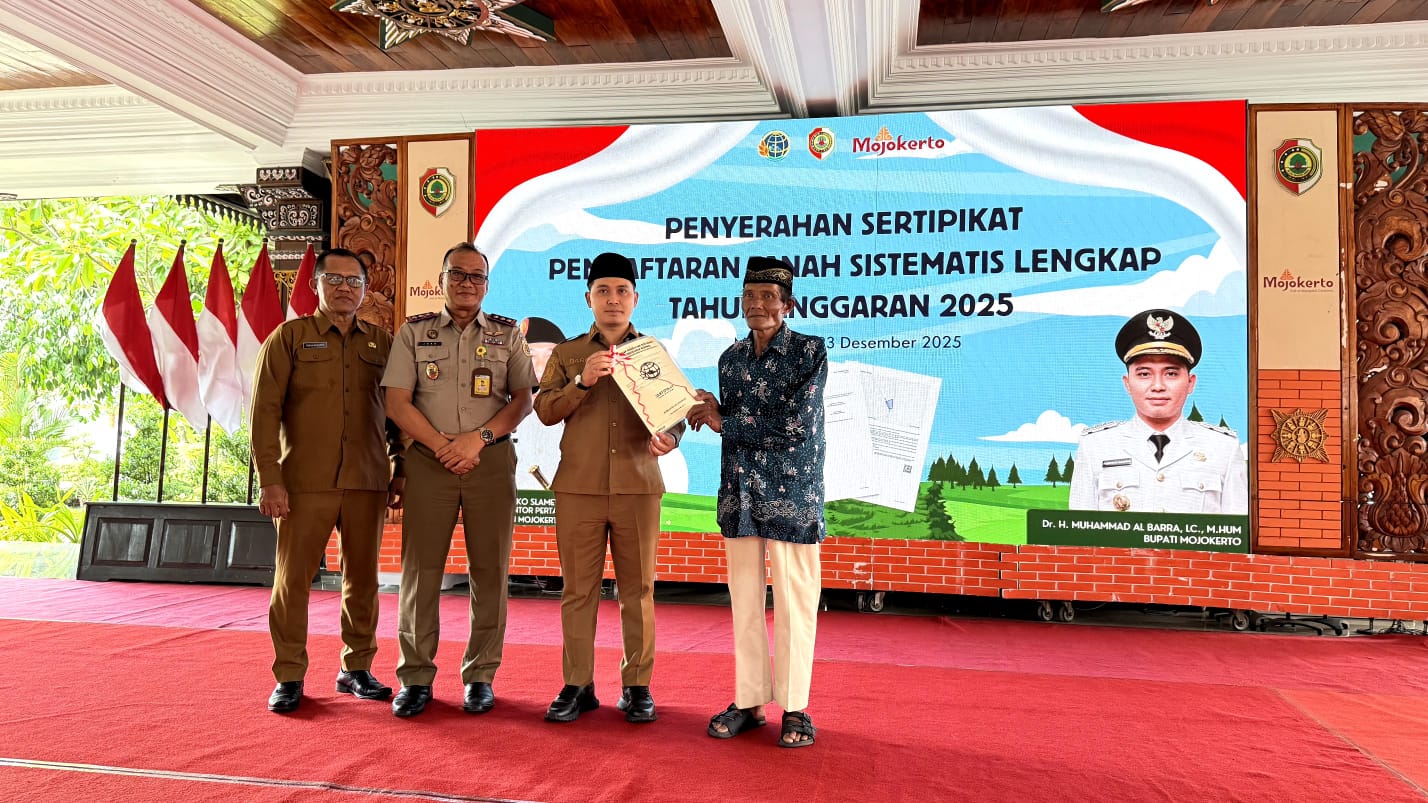 BERI KEPASTIAN HUKUM: Bupati Mojokerto Muhammad Albarraa menyerahkan sertifikat secara simbolis kepada warga di Pendapa Graha Majatama, Pemkab Mojokerto.