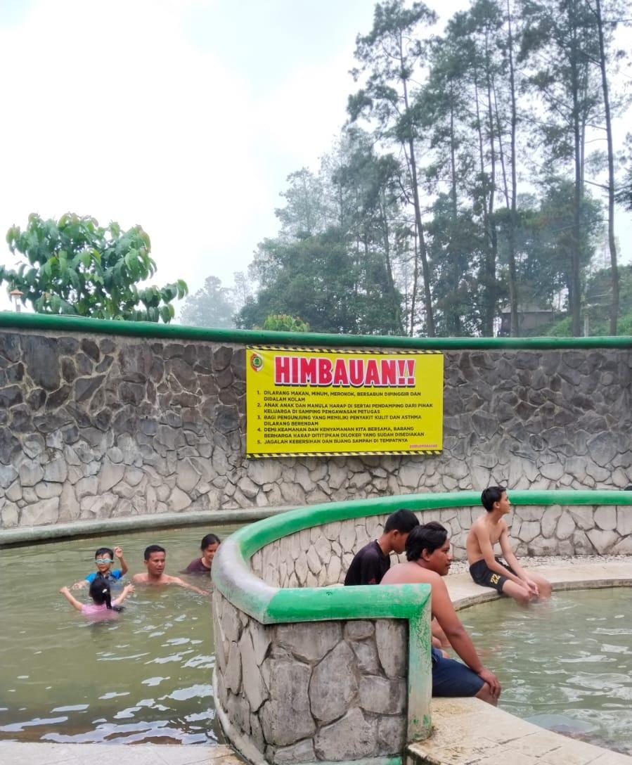 JUJUKAN FAVORIT: Kondisi Wanawisata Air Panas Padusan, Kecamatan Pacet, belum menunjukkan peningkatan pengunjung selama libur Nataru, kemarin (26/12).