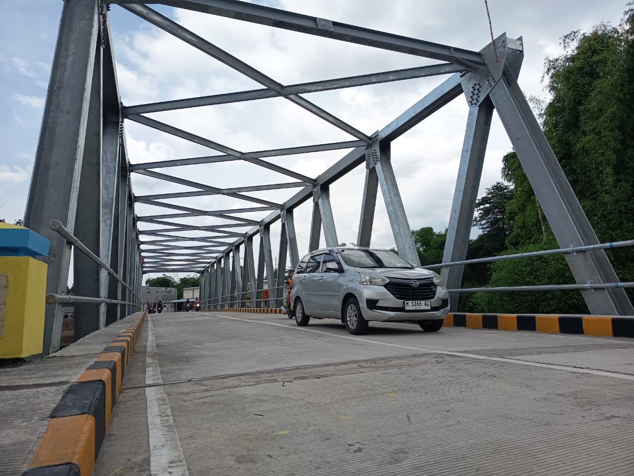 DIFUNGSIKAN: Jembatan Lebaksono, Kecamatan Pungging, Kabupaten Mojokerto yang mulai dibuka untuk umum setelah pekerjaan proyek rampung, kemarin (26/12).