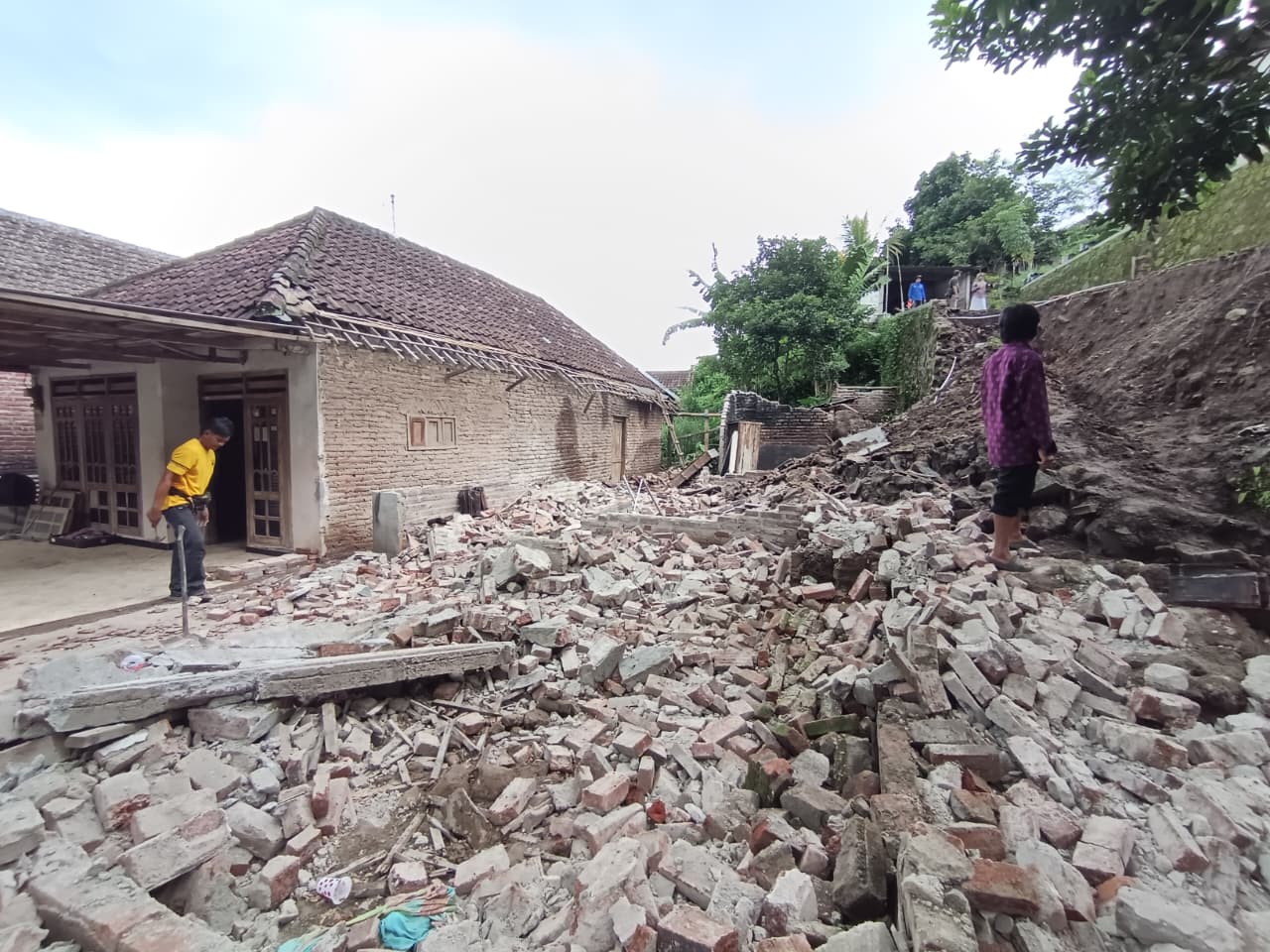 TERDAMPAK: Rumah Paikan, warga Dusun Balekambang, Desa Seloliman, Kecamatan Trawas, yang ambruk setelah tertimpa material longsor, Kamis (25/12).  &nbsp;