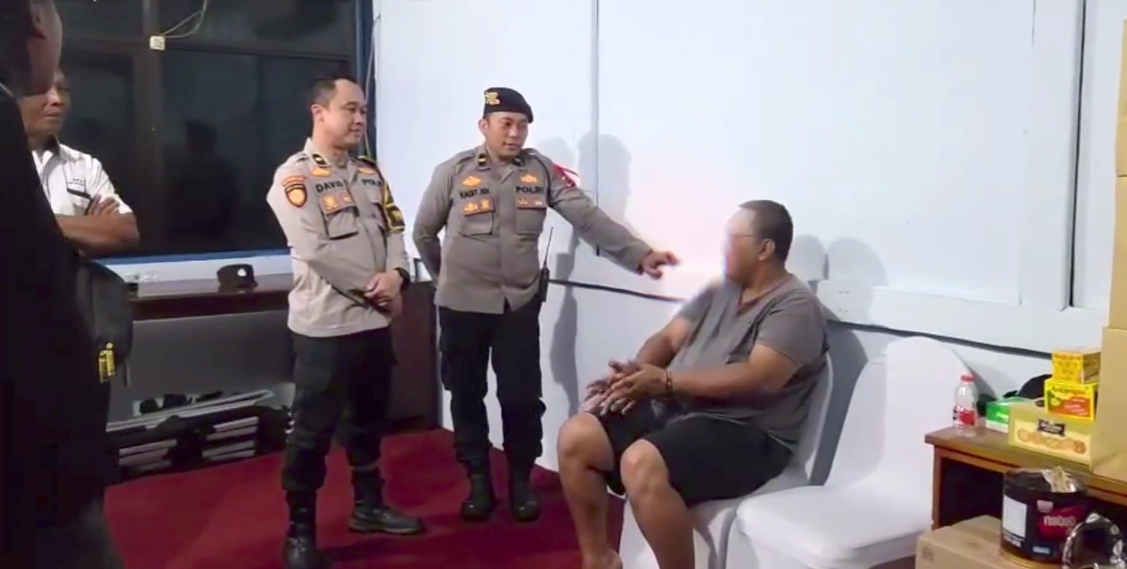 DIAMANKAN: Pelaku pencurian mobil, CAS, saat diamankan petugas kepolisian di Pospam Nataru di utara Jembatan Gajah Mada, Selasa (23/12).