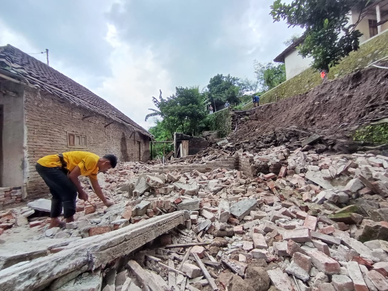 RUSAK BERAT: Kondisi rumah warga Dusun Balekambang, Desa Seloliman, Kecamatan Trawas, terdampak longsor pada Kamis (25/12) sore.