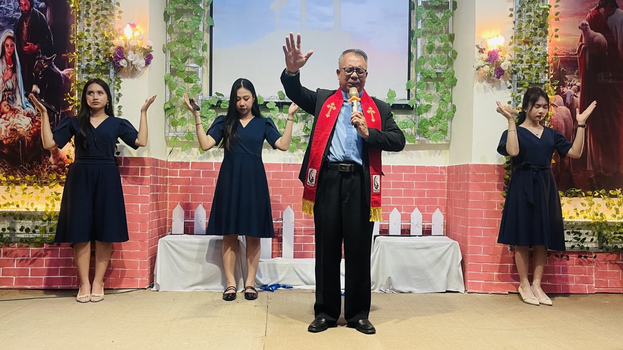 TOLERANSI: Rangkaian ibadah Natal digelar di GPdI Mawar Sharon, Desa Kesimantengah, Kecamatan Pacet, Kabupaten Mojokerto, Kamis (25/12).