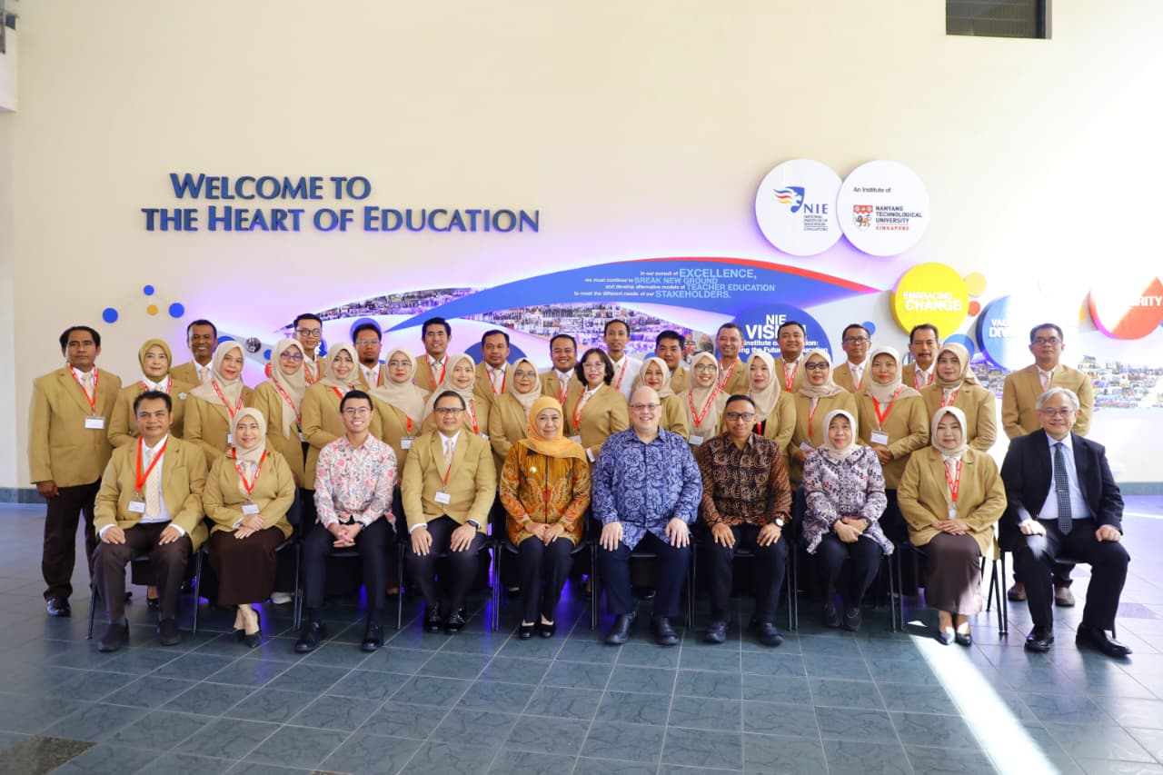 Sutoyo peserta Diklat School Management And Curriculum Leadership bersama Gubernur Jatim Khofifah Indar parawansa, Kementerian Luar negeri Singapura Di National Institut Education Singapura 14 Novembe