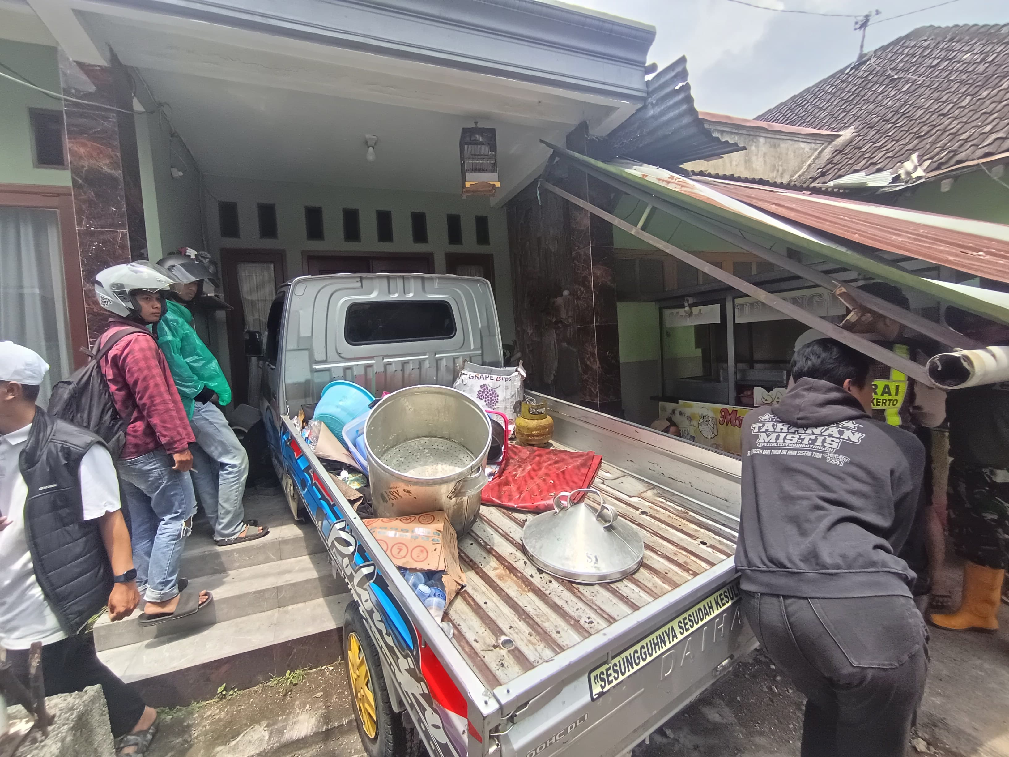 NAHAS: Pikap Daihatsu Gran Max menabrak rumah warga usai terlibat kecelakaan karambol di simpang empat Desa/Kecamatan Pacet, Kabupaten Mojokerto, Minggu (28/12).&nbsp;