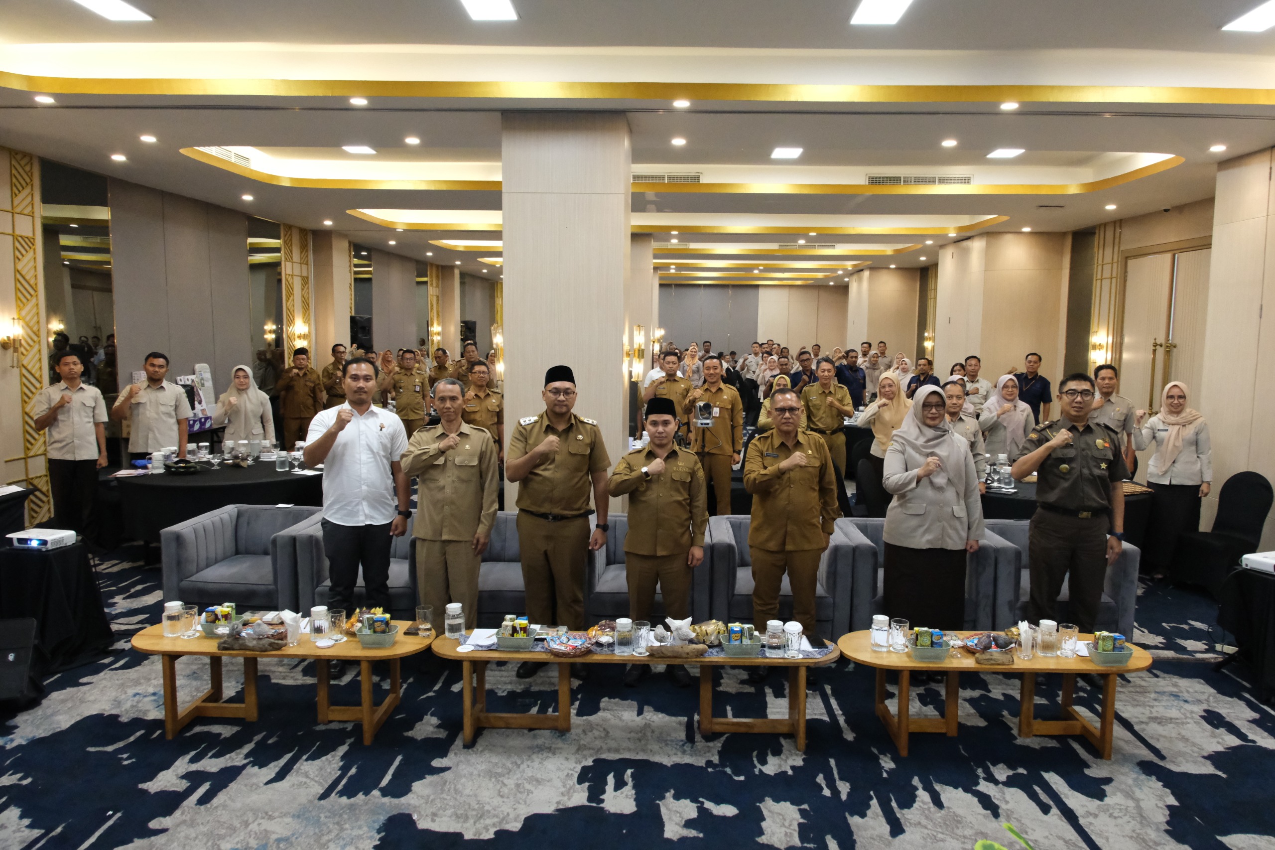 OPTIMALISASI: Bupati Muhammad Albarraa didampingi Wabup M. Rizal Octavian, Sekdakab Teguh Gunarko, dan Kepala Bapenda Nurul Istiqomah foto bersama pada pembinaan staf dan evaluasi penerimaan PAD 2025