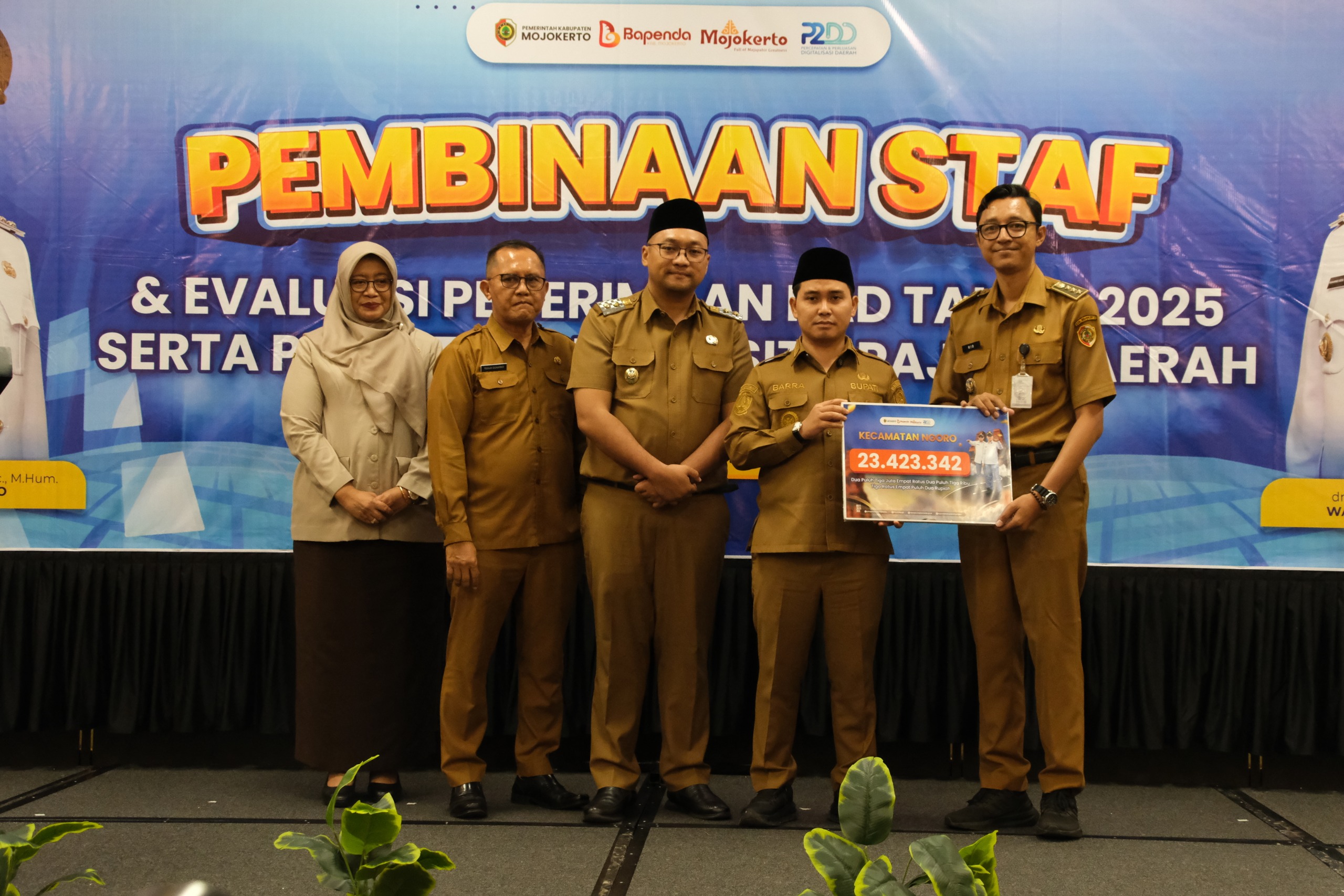 DIAPRESIASI: Bupati Muhammad Albarraa didampingi Wabup M. Rizal Octavian, Sekdakab Teguh Gunarko, dan Kepala Bapenda Nurul Istiqomah memberikan reward kepada para camat berprestasi, kemarin (29/12).