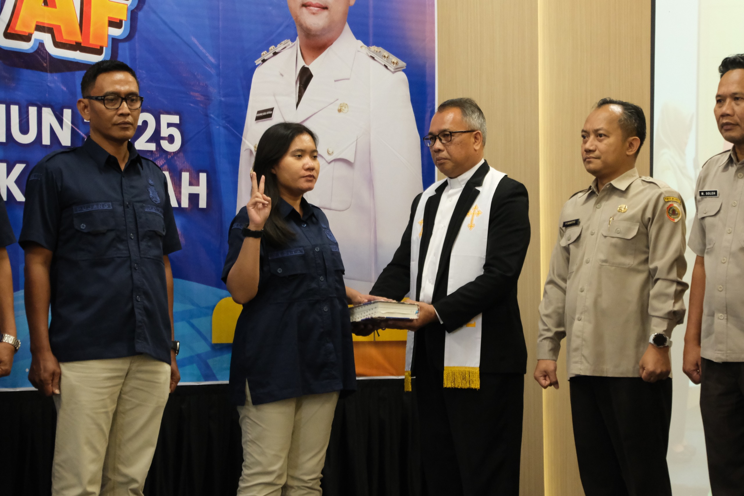 DILANTIK: Bapenda Kabupaten Mojokerto melantik enam orang juru sita pajak daerah di Hotel Aston Mojokerto, kemarin (29/12).