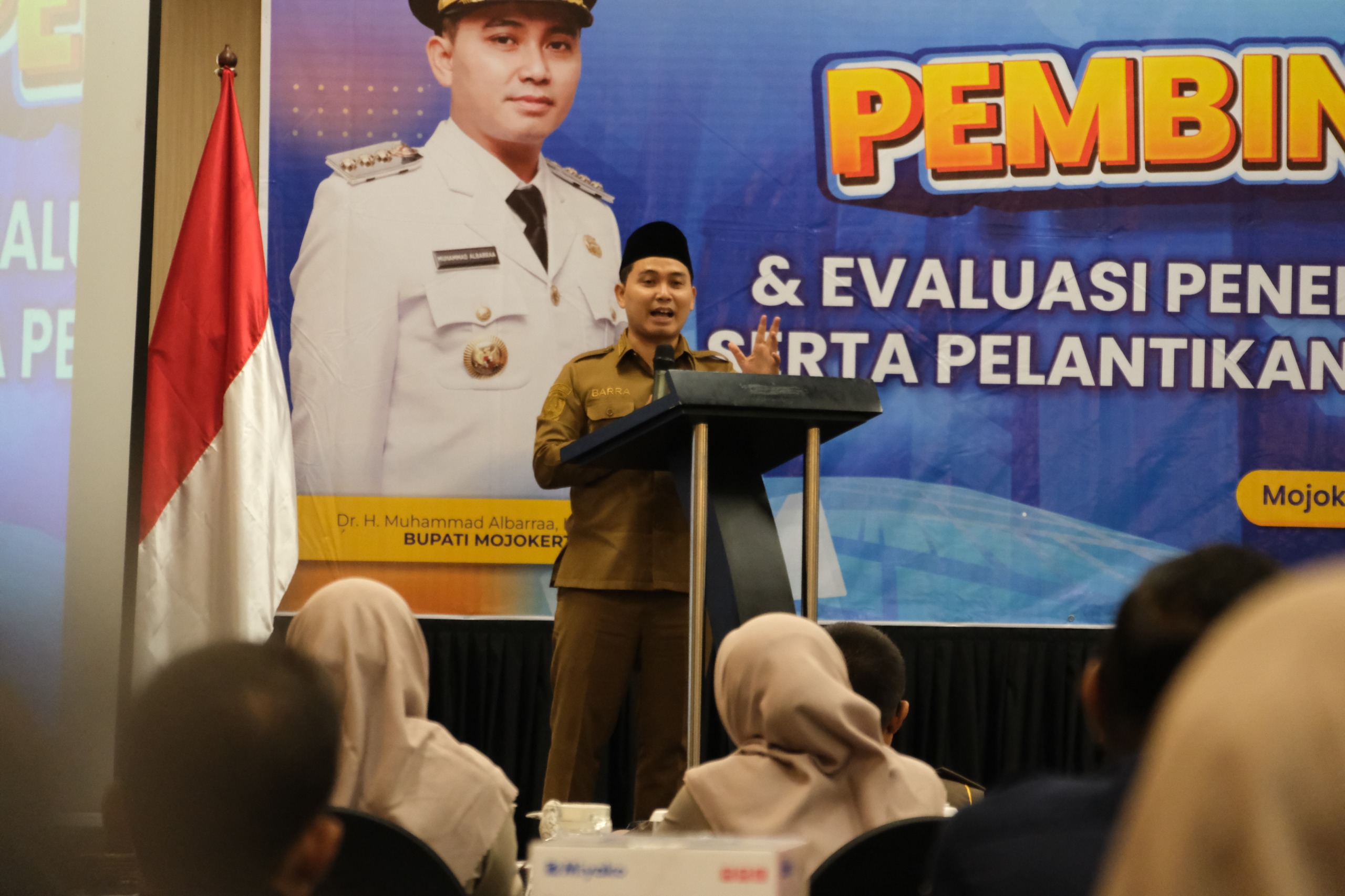MOTIVASI: Bupati Muhammad Albarraa memberi arahan kepada jajaran Bapenda dan camat pada pembinaan staf dan evaluasi penerimaan PAD tahun 2025 di Hotel Aston Mojokerto, kemarin (29/12).