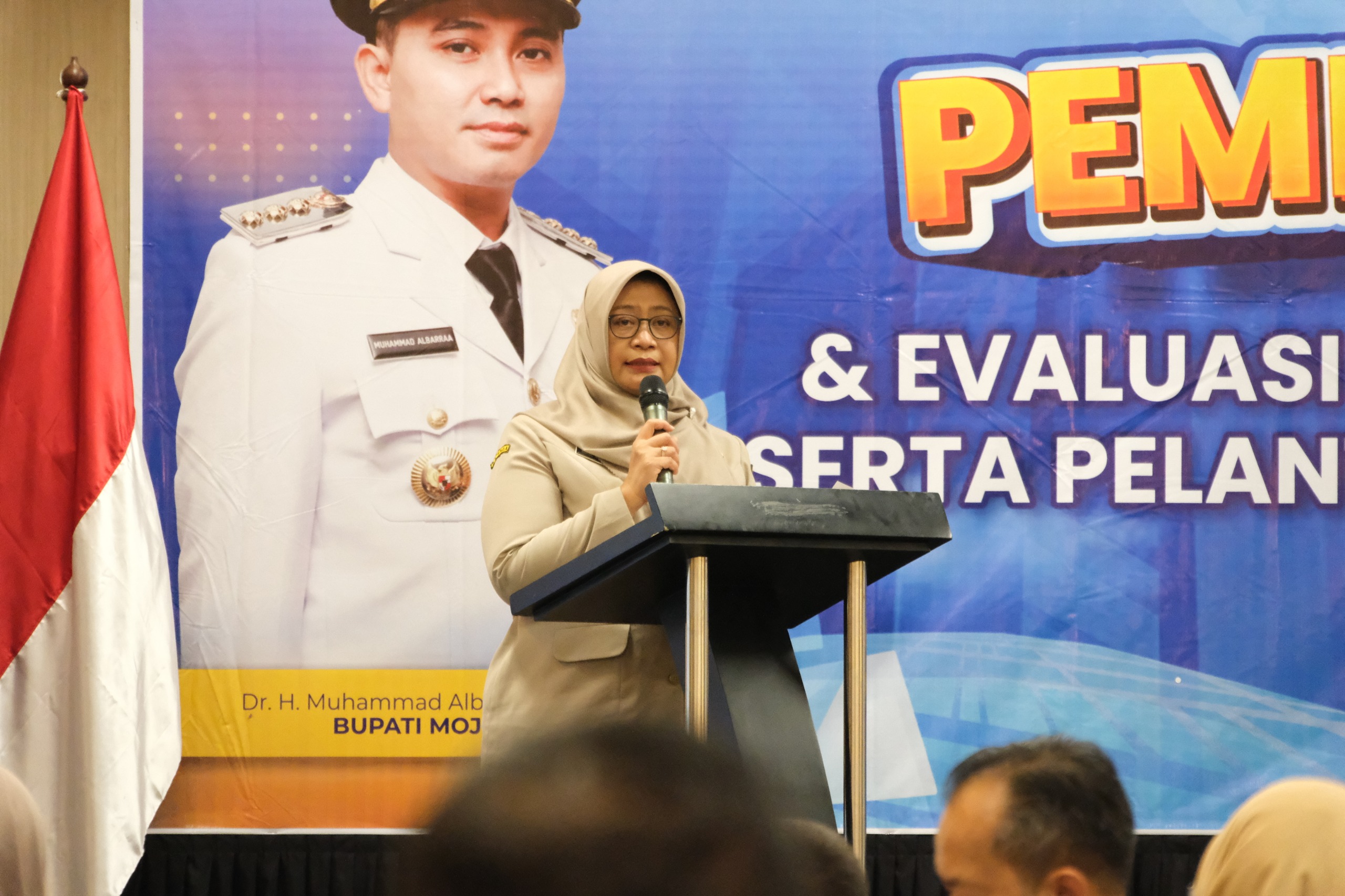 Kepala Bapenda Nurul Istiqomah memberikan arahan